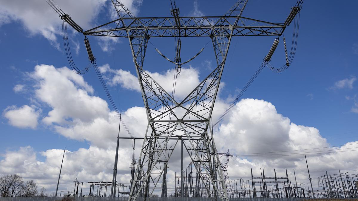 Power lines at a ComEd facility run just outside the Lincoln Generating Facility on April 6, 2026, in south suburban Manhattan. (Brian Cassella/Chicago Tribune)