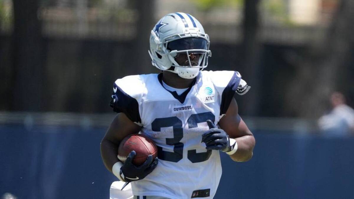  Jul 27, 2025; Oxnard, CA, USA; Dallas Cowboys running back Javonte Williams (33) carries the ball at training camp at the River Ridge Fields. | IMAGN IMAGES via Reuters Connect 