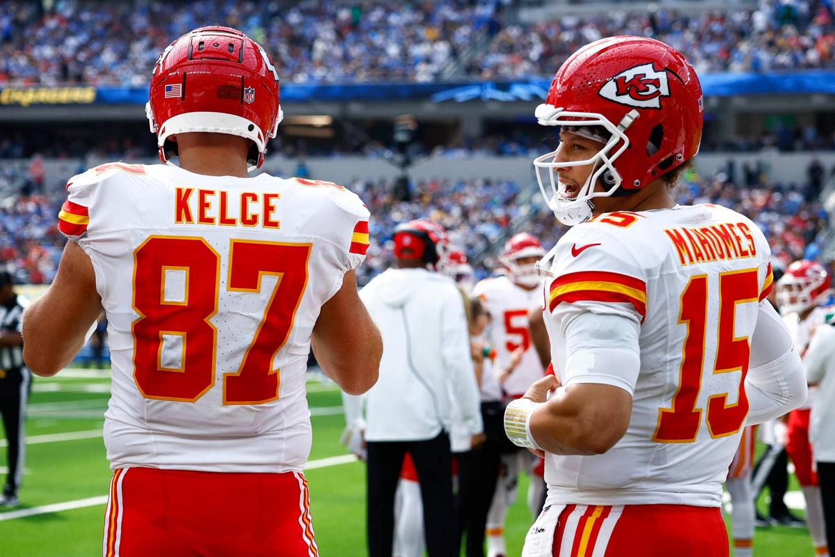  INGLEWOOD, CALIFORNIA - SEPTEMBER 29: Travis Kelce #87 and Patrick Mahomes #15 of the Kansas City Chiefs on the field during the first half against the Los Angeles Chargers at SoFi Stadium on September 29, 2024 in Inglewood, California. (Photo by Ronald Martinez/Getty Images) 