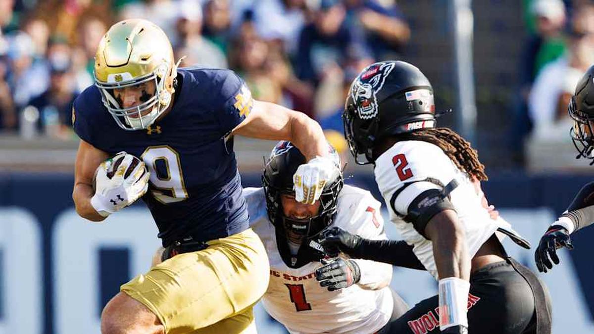  Notre Dame tight end Eli Raridon (9) runs with the ball in the first half of a NCAA football game against NC State at Notre Dame Stadium on Saturday, Oct. 11, 2025, in South Bend. | MICHAEL CLUBB/SOUTH BEND TRIBUNE / USA TODAY NETWORK via Imagn Images 