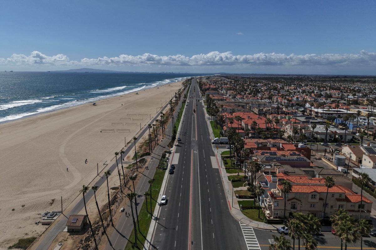 A drone view shows the Pacific Coast Highway in Huntington Beach, California, U.S. May 27, 2026.  REUTERS/Caroline Brehman