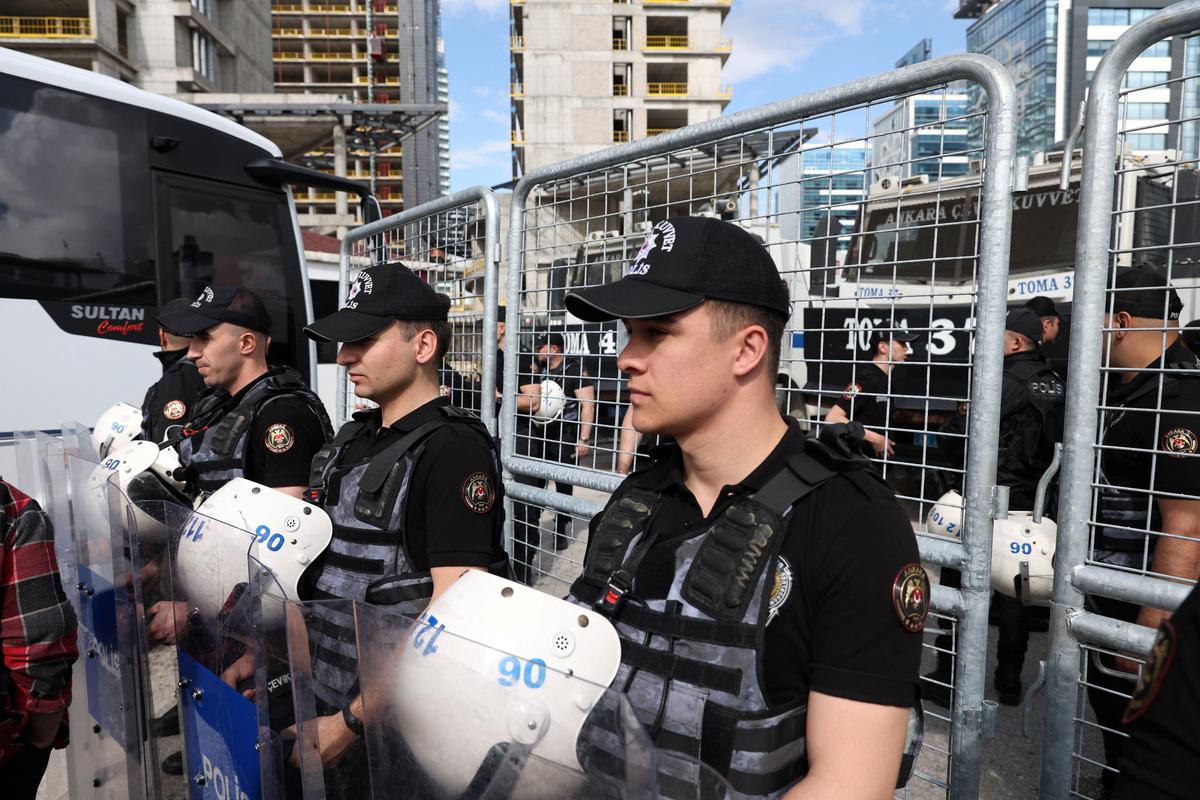 Riot police stand guard outside the headquarters of the main opposition Republican People's Party (CHP), after authorities ordered enforcement of a court ruling ousting the party's leadership from the building, in Ankara, Turkey, May 24, 2026. REUTERS/Efekan Akyuz