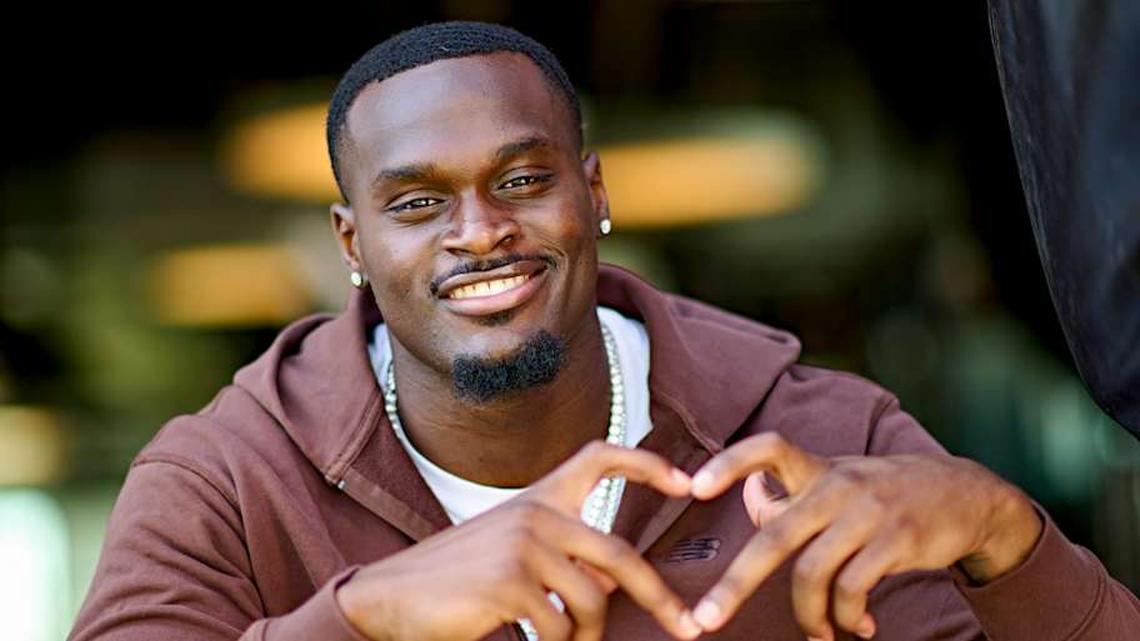  This heart became Love's signature celebration. | Kohjiro Kinno/Sports Illustrated 