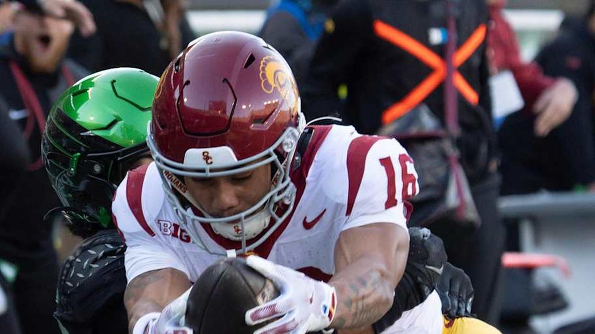  Southern California's Tanook Hines, right, stretches for a touchdown despite the efforts of Oregon's Aaron Flowers during the first half Nov. 22, 2025. | Chris Pietsch/The Register-Guard / USA TODAY NETWORK via Imagn Images 