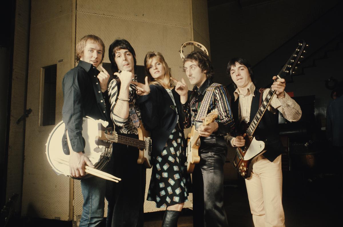 British rock group Wings pictured together at Abbey Road Studios to record the album, ‘Venus And Mars’, London, 15th November 1974. Left to right: drummer Geoff Britton, singer and bassist Paul McCartney, keyboard player Linda McCartney, guitarist Denny Laine and guitarist Jimmy McCulloch.Michael Putland/Getty Images