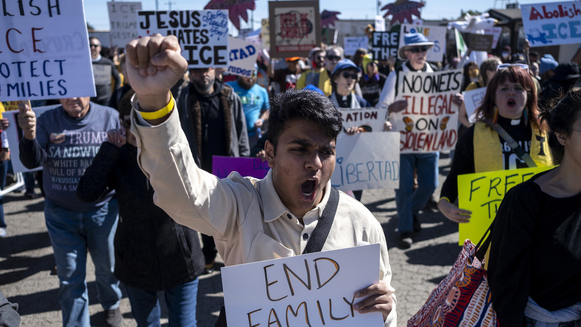 Trump wages court battle over rules for detaining migrant children