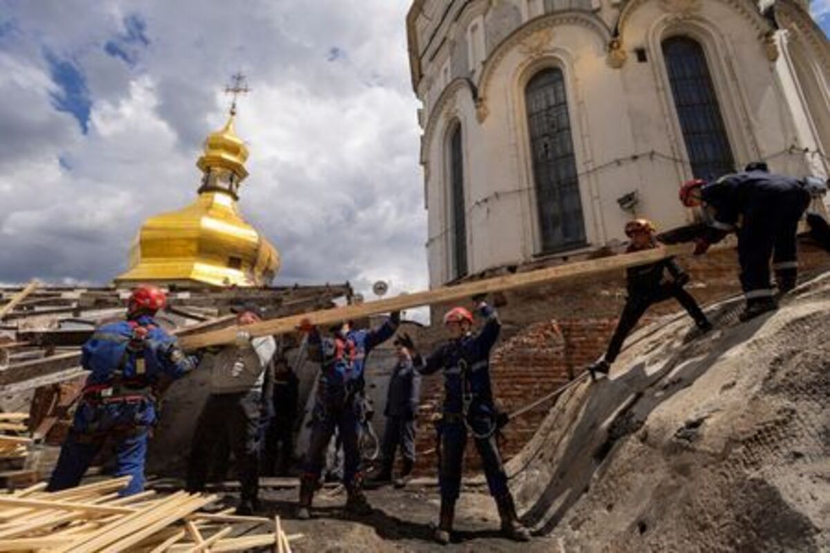 Workers repair roof the Dormition Cathedral of the Kyiv Pechersk Lavra, after it was hit during yesterday’s Russian missile and drone strikes, amid Russia's attack on Ukraine, in Kyiv, Ukraine June 16, 2026.  REUTERS/Thomas Peter