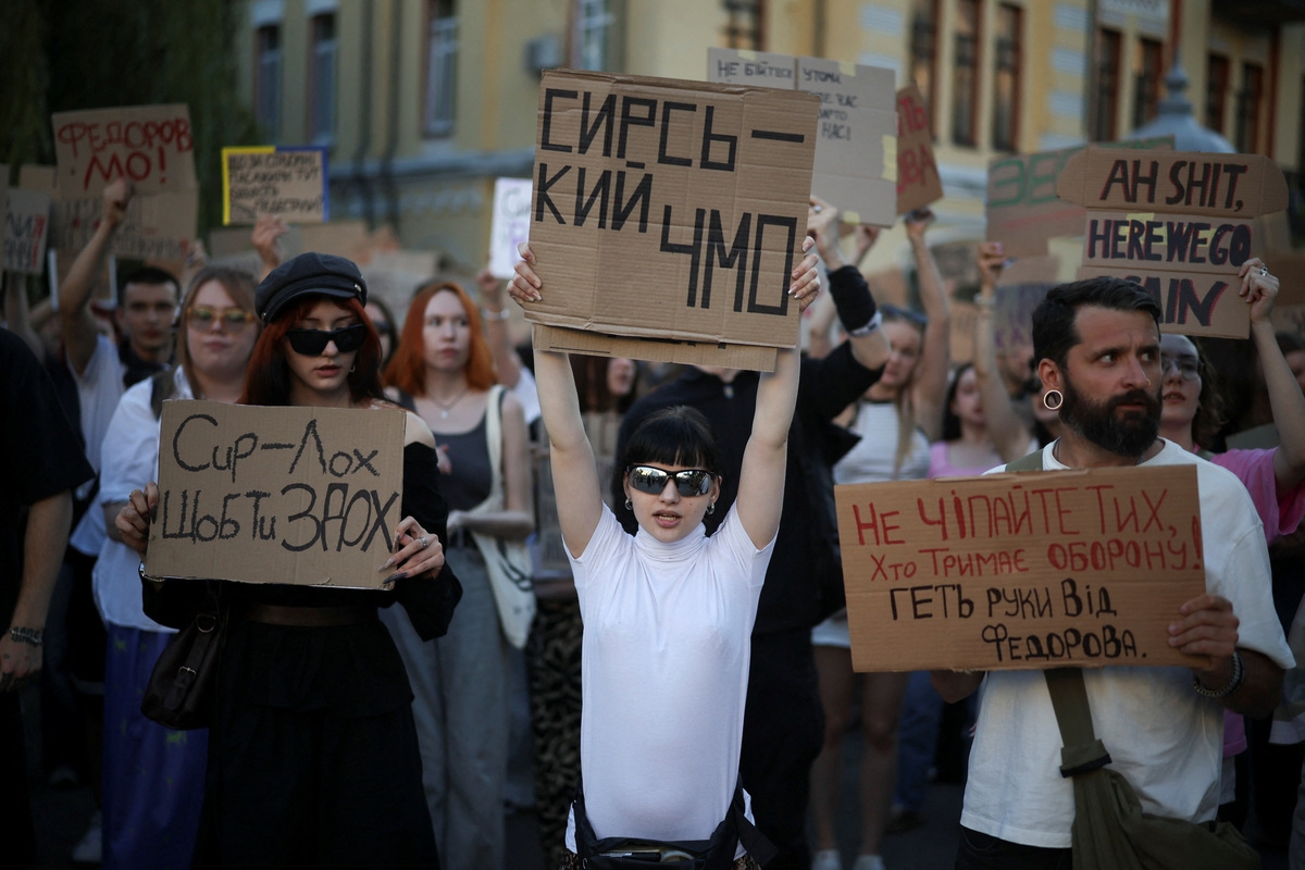 People protest against Ukrainian President Volodymyr Zelenskiy's decision to replace Mykhailo Fedorov as defence minister, amid Russia’s attack on Ukraine, in Kyiv, Ukraine, July 17, 2026. REUTERS/Thomas Peter