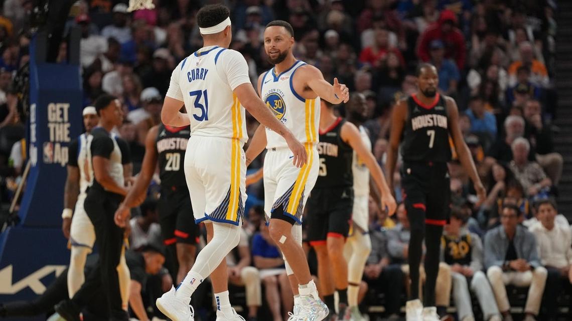 After 12 seasons, Curry brothers finally play in NBA game together 
