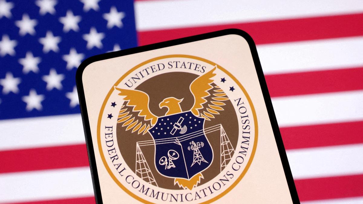 FILE PHOTO: United States Federal Communications Commission logo and U.S. flag are seen in this illustration taken April 23, 2025. REUTERS/Dado Ruvic/Illustration//File Photo/File Photo