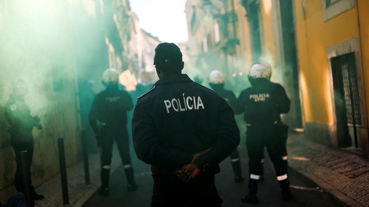 FILE PHOTO: Police officers stand guard during a protest in Lisbon, Portugal, November 24, 2023. REUTERS/Pedro Nunes/File Photo