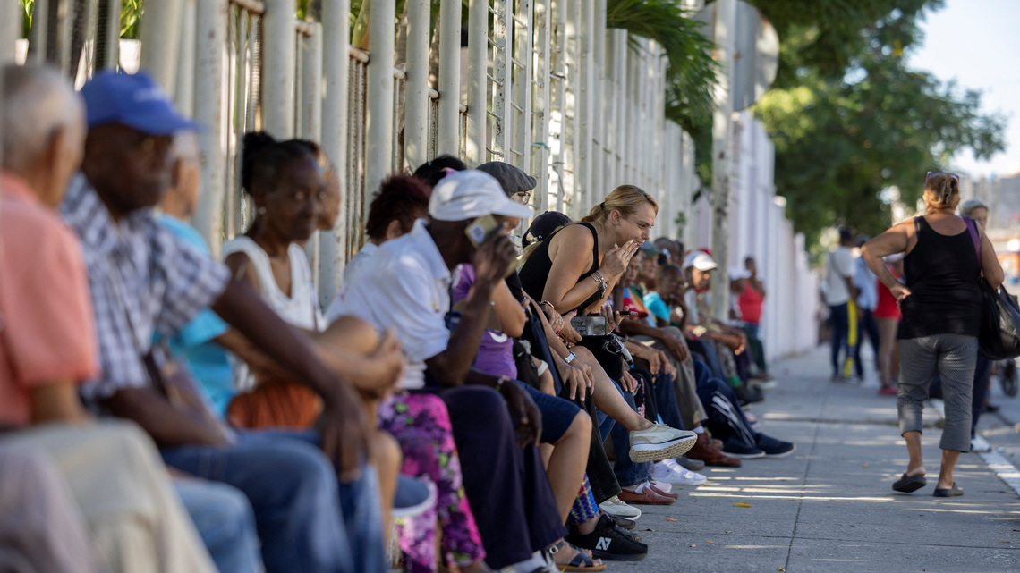As lines grow at banks, Cuba tiptoes away from communism but stability seems distant 
