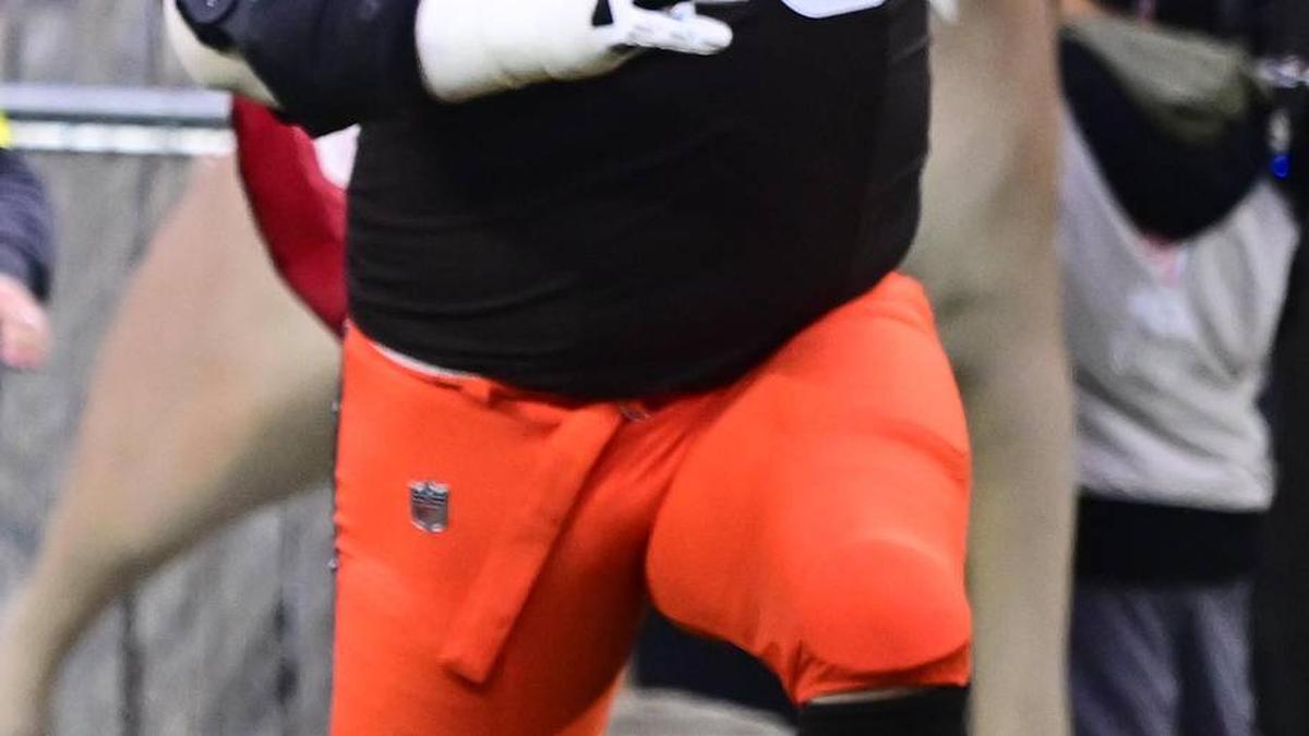  Guard Joel Bitonio runs on to the field. | Ken Blaze-Imagn Images 