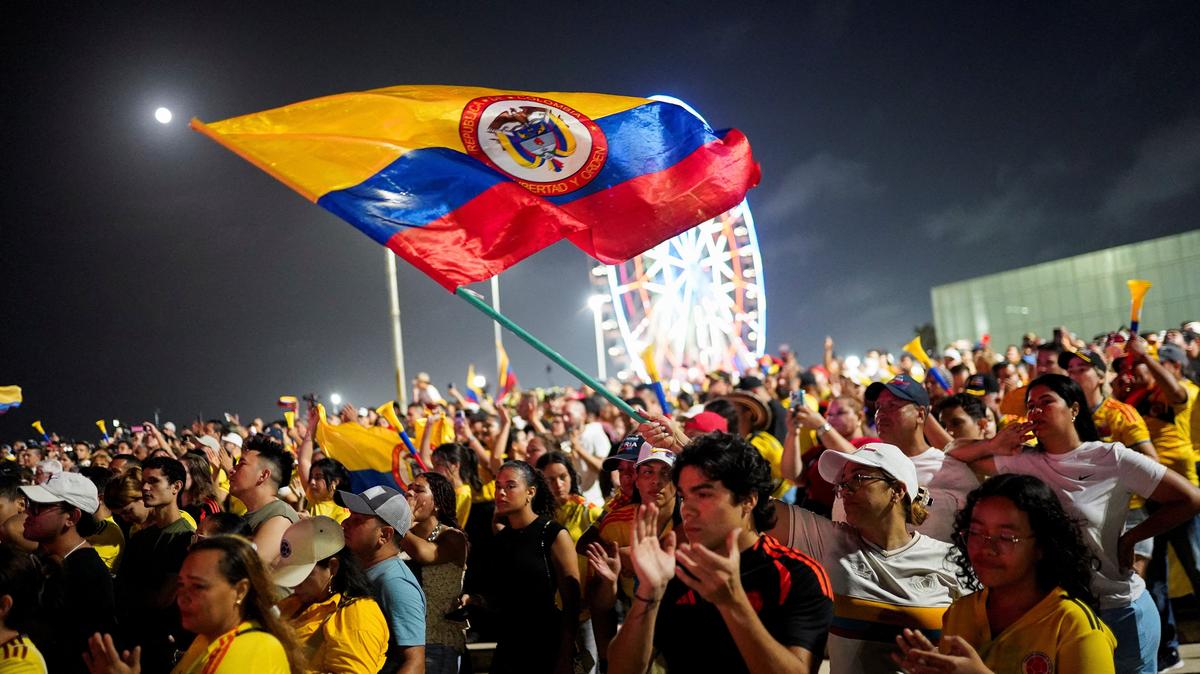 Supporters of Colombian presidential candidate Abelardo De La Espriella of the political movement Defenders of the Homeland react as De La Espriella addresses them after the results of the first round of the presidential election, in Barranquilla, Colombia May 31, 2026. REUTERS/Sergio Acero