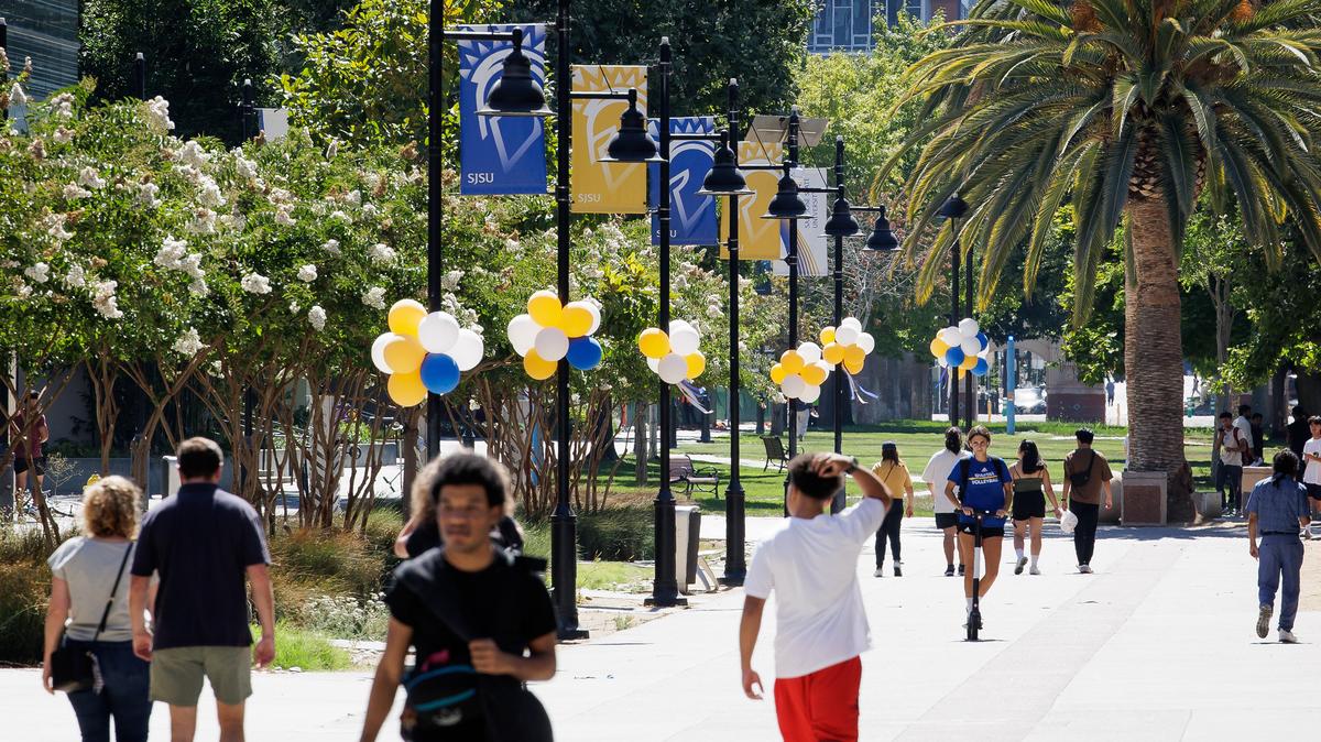 San Jose State University students walk on campus in 2023. (Dai Sugano/Bay Area News Group/TNS)