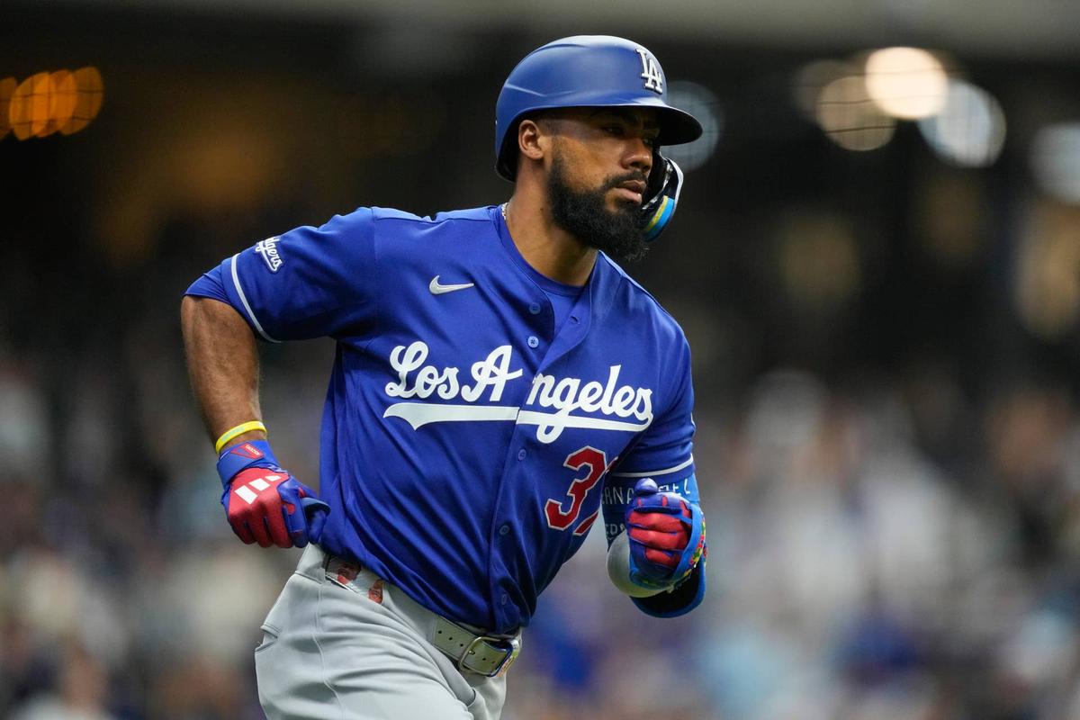 Los Angeles Dodgers left fielder Teoscar Hernandez (37) against the Milwaukee Brewers. © Jeff Hanisch-Imagn Images