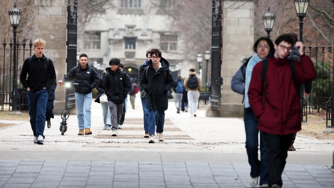Commentary: Even with generous financial aid, elite universities favor children of the wealthy 