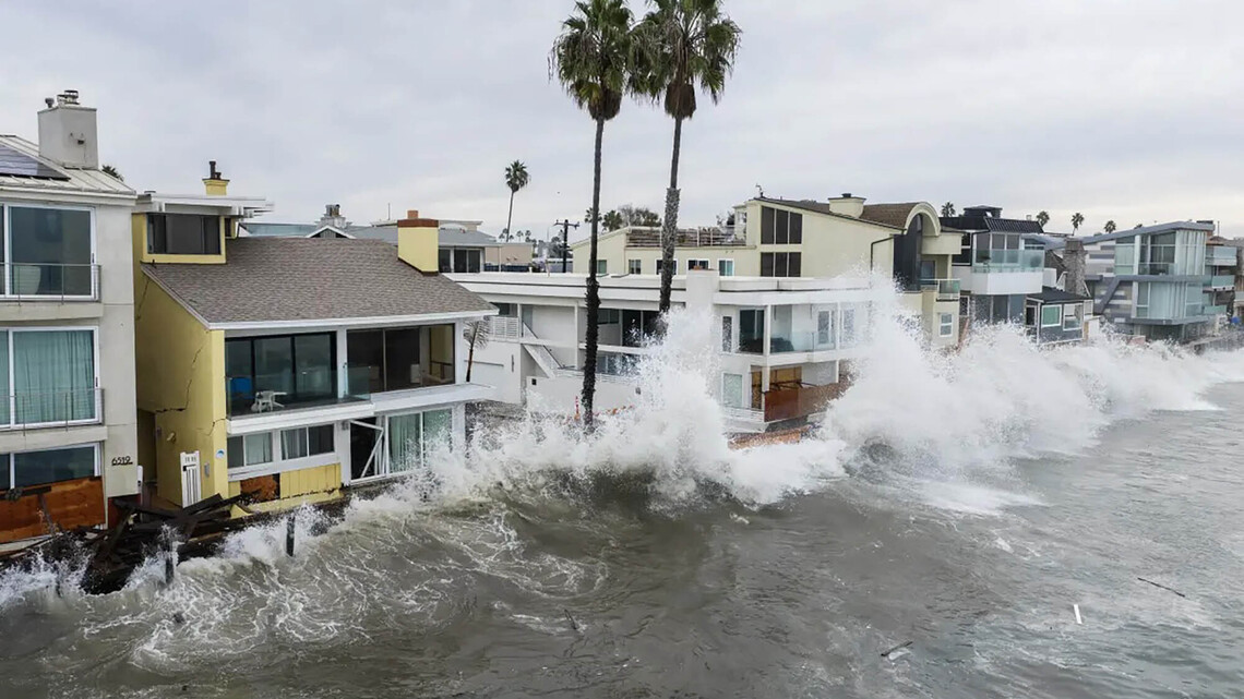 Tropical Storm Rachel's surf drives out Long Beach residents, briefly shuts Newport Beach beaches 