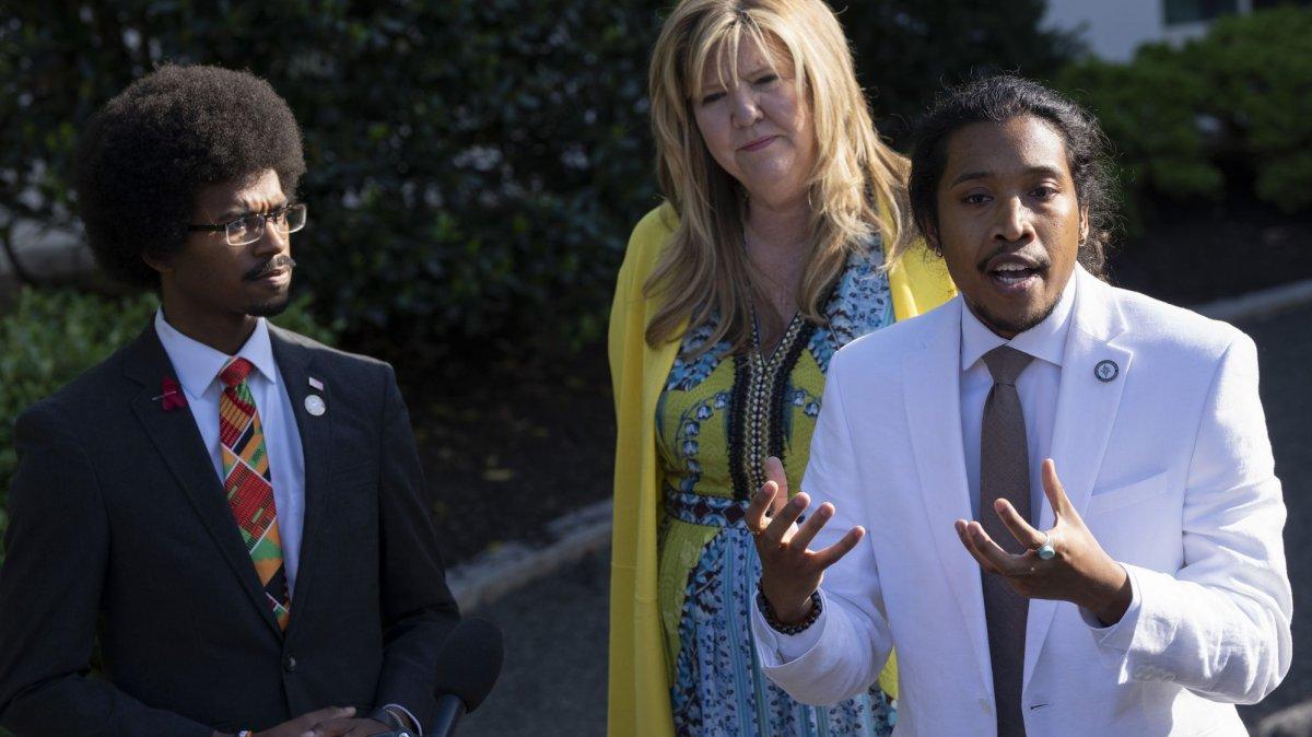 Tennessee State Representative Justin Pearson, right, speaks to the media with fellow representatives Justin Jones and Gloria Johnson at the White House in 2023. On Tuesday, all Tennessee Democrats in the state house were removed from committees.