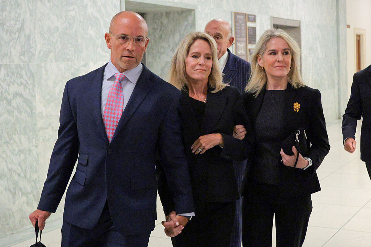  Lesley Groff, center, a former assistant to Jeffrey Epstein, arrives to testify at a closed-door interview with the House Oversight Committee on Capitol Hill on June 09, 2026, in Washington. 