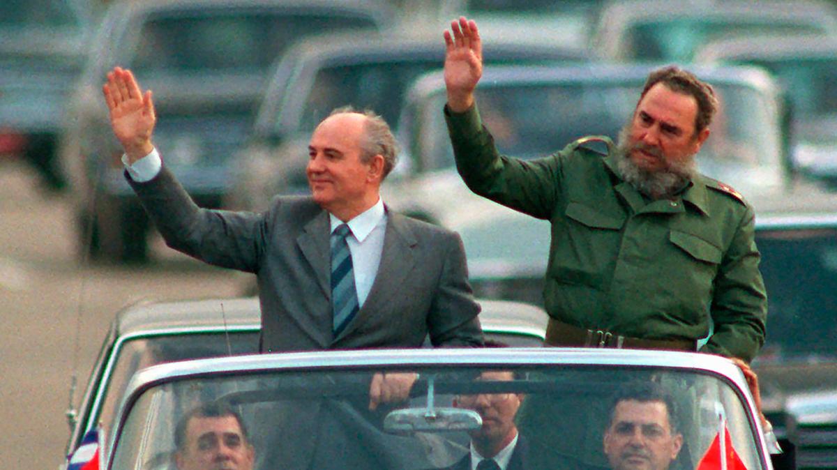 El líder soviético Mijail Gorbachov y el gobernante cubano Fidel Castro saludan durante la visita de Gorbachov a La Habana, el lunes 3 de abril de 1989. Gorbachov falleció a los 91 años el martes 30 de agosto de 2022. (AP foto/Carlos Osorio, archivo)