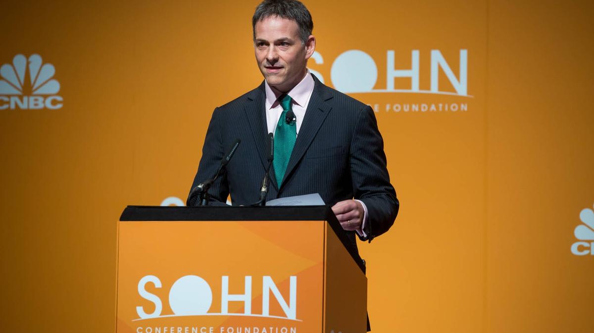 Billionaire David Einhorn turns bullish on Victoria's Secret
