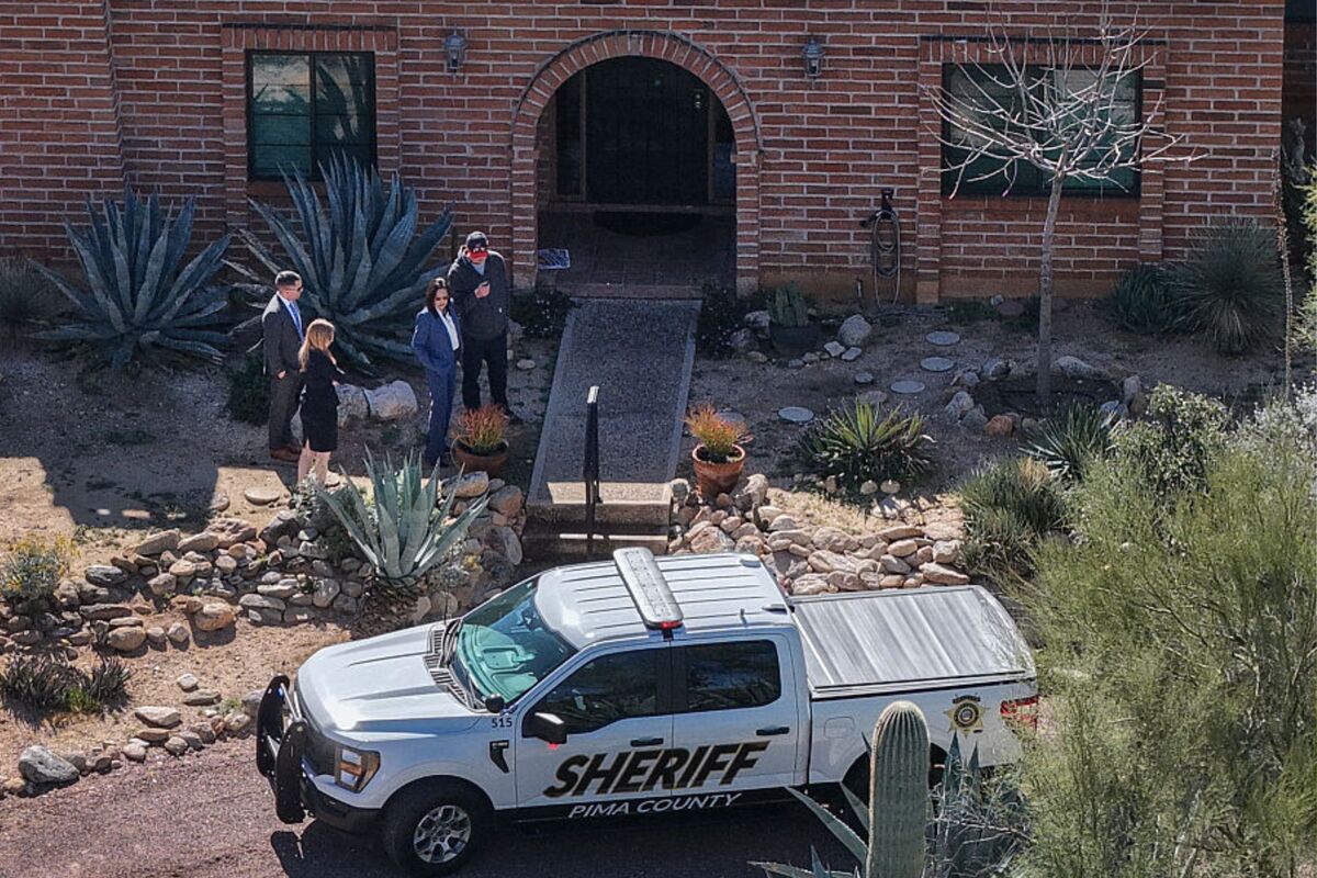   In an aerial view, law enforcement officials visit Nancy Guthrie’s residence on February 25, 2026, in Tucson, Arizona. (Photo by Joe Raedle/Getty Images) 