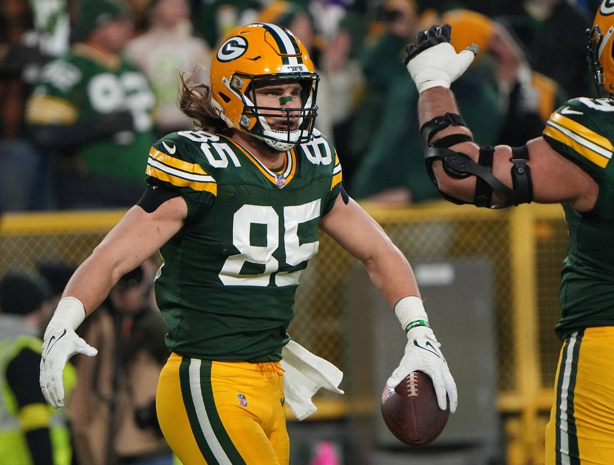  Jan 1, 2023; Green Bay, Wisconsin, USA; Green Bay Packers tight end Robert Tonyan (85) celebrates a touchdown reception during the third quarter of their game against the Minnesota Vikings at Lambeau Field. Mandatory Credit: Mark Hoffman-USA TODAY Sports reuters.com,2023:newsml_MT1USATODAY19711999:1144108512