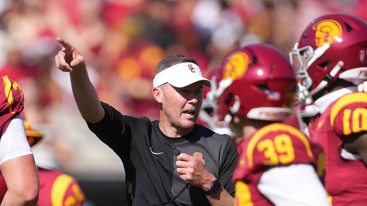  Aug 30, 2025; Los Angeles, California, USA; Southern California Trojans head coach Lincoln Riley gestures during the game against the Missouri State Bears at United Airlines Field at Los Angeles Memorial Coliseum. Mandatory Credit: Kirby Lee-Imagn Images | Kirby Lee-Imagn Images 