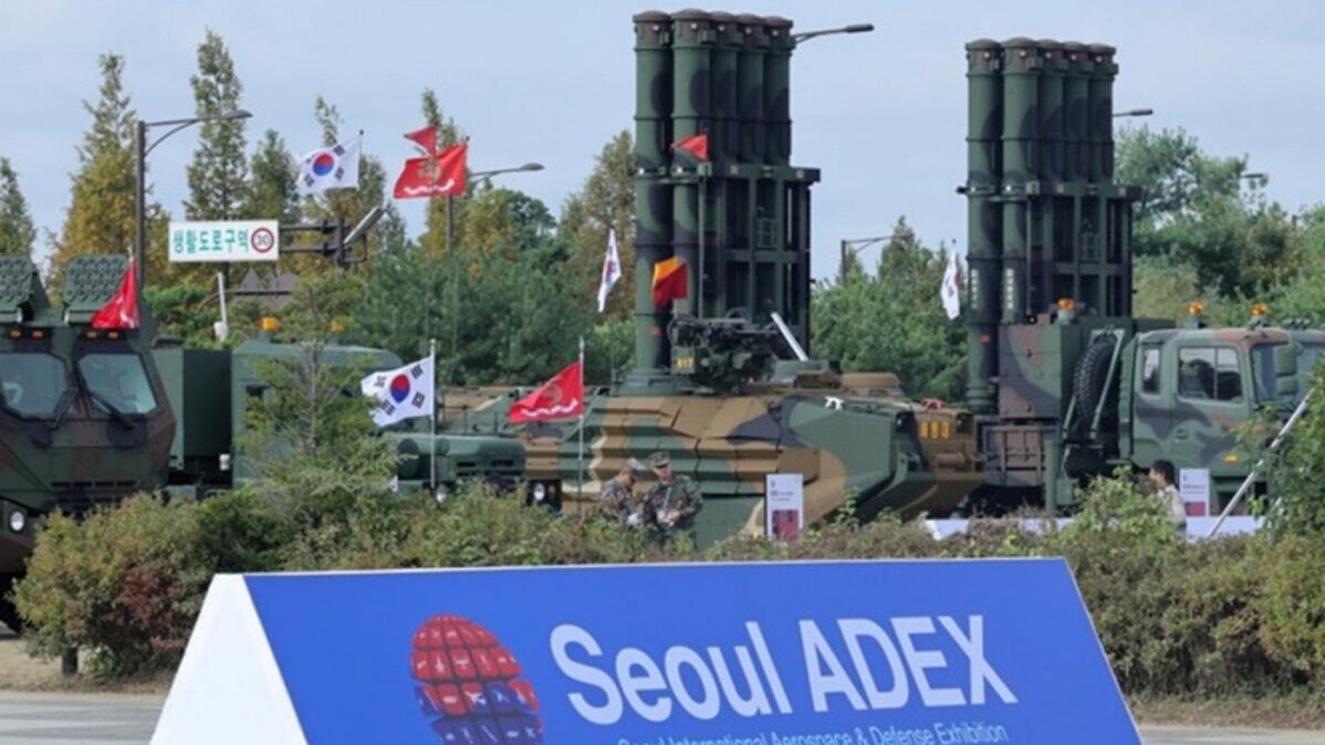 Cutting-edge weapons, such as the KAAV amphibious assault vehicle and the Bigung guided rocket, are on display at the Seoul International Aerospace and Defense Exhibition, or ADEX, that kicked off at KINTEX in Goyang, just northwest of Seoul. Photo by YONHAP / EPA