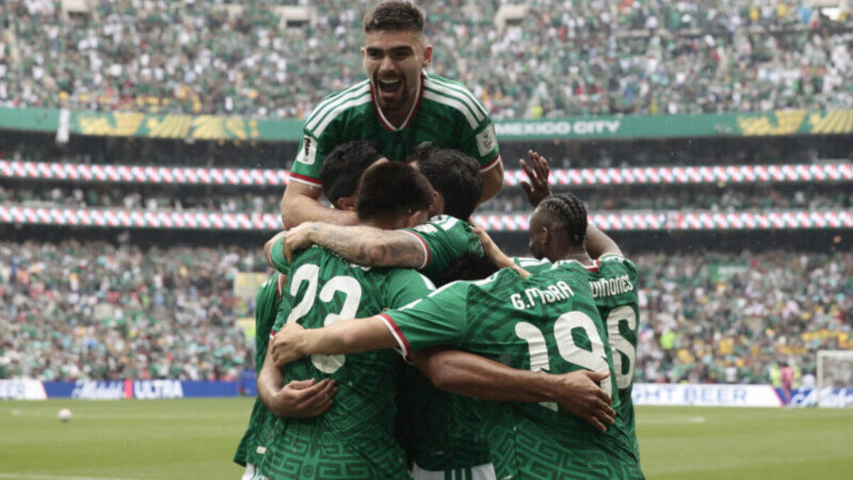 Jugadores de la selección de México celebran este jueves la victoria por 2-0 sobre la de Sudáfrica en el Estadio Azteca de Ciudad de México en el partido inaugural del Mundial. EFE/ José Méndez