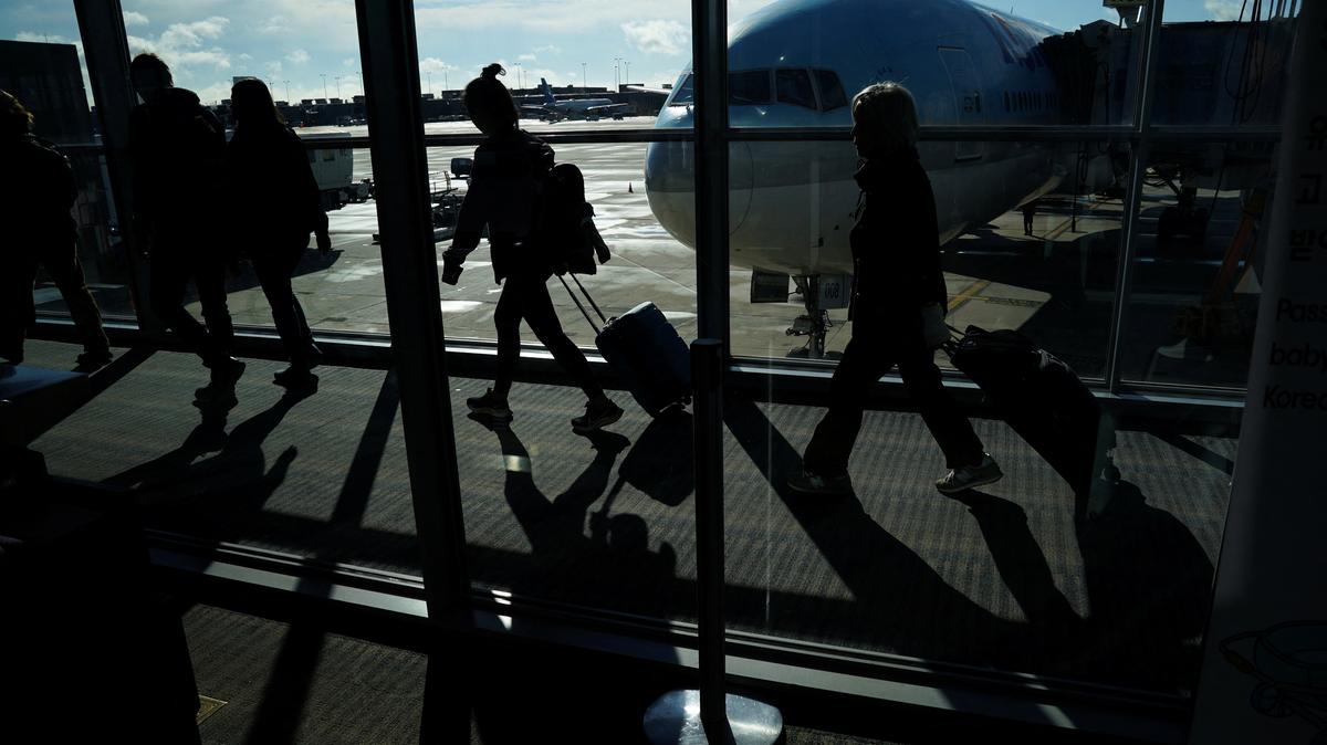 FILE PHOTO: Passengers make their way through the terminal as they travel ahead of the Thanksgiving holiday at Washington Dulles International Airport in Dulles, Virginia, U.S., November 22, 2023. REUTERS/Kevin Lamarque/File photo