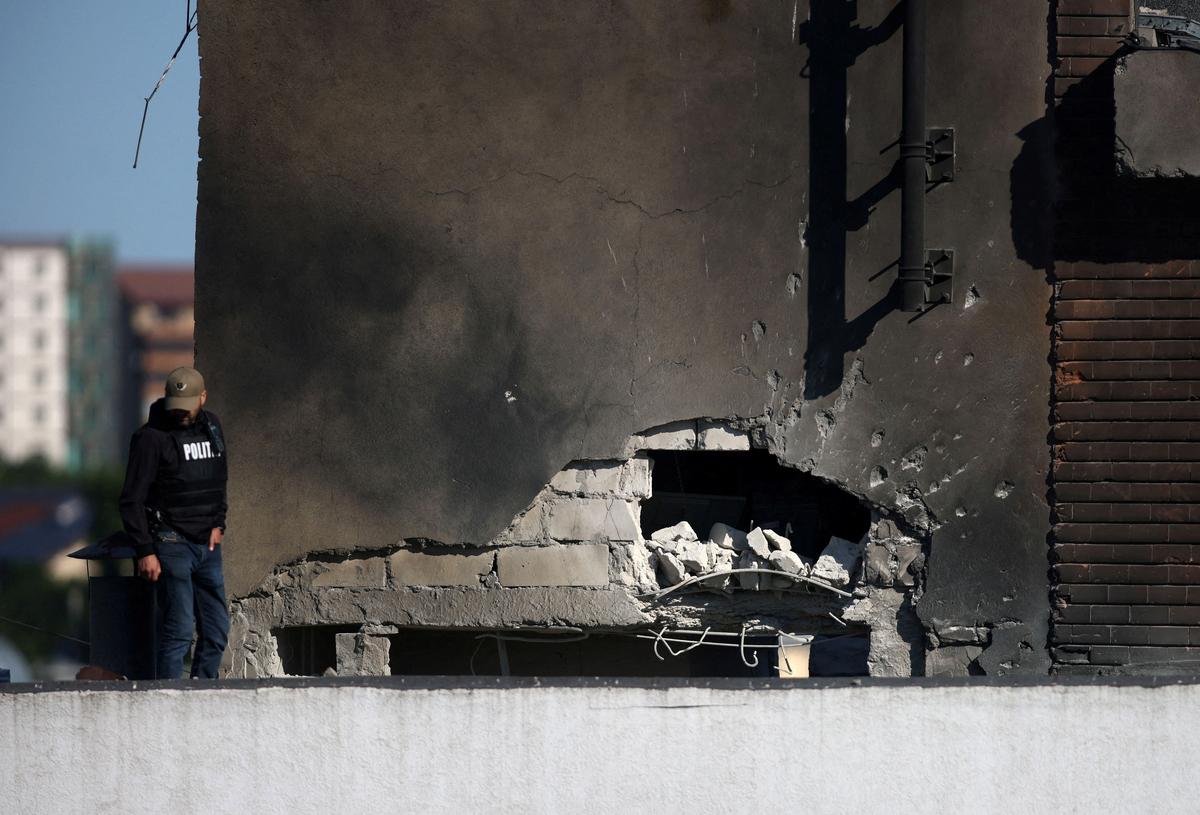 FILE PHOTO: A Romanian law enforcement officer works on the site of an explosion at a residential block of flats following a drone hit close to the border with Ukraine, in Galati, Romania, May 29, 2026. Inquam Photos/George Calin via REUTERS /File Photo