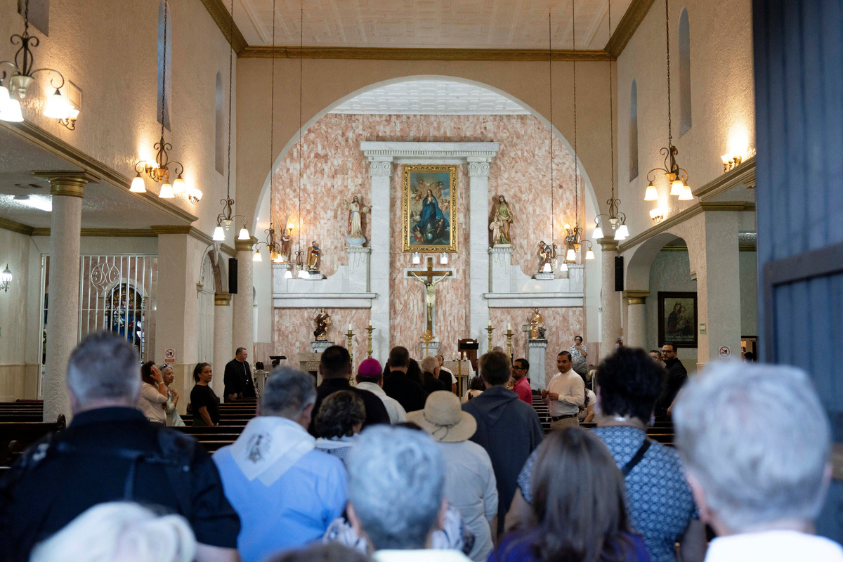 Congregants arrive during Border Mass 250 at Parroquia de la Purisima Concepción in Nogales, Sonora, Mexico June 26, 2026.  REUTERS/Rebecca Noble