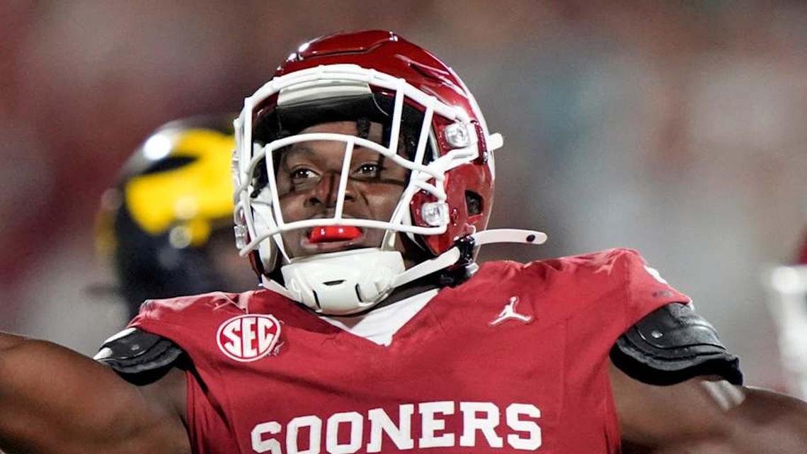  Oklahoma's Sammy Omosigho (7) celebrates a sack in the second half of the college football game between the University of Oklahoma Sooner and the University of Michigan Wolverines at the Gaylord Family Ð Oklahoma Memorial Stadium in Norman, Okla., Saturday, Sept. 6, 2025. | SARAH PHIPPS/THE OKLAHOMAN / USA TODAY NETWORK via Imagn Images 