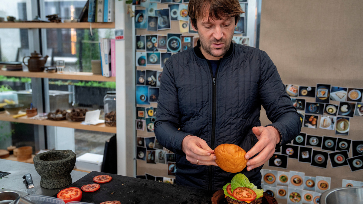 FILE PHOTO: Noma's Rene Redzepi prepares a Noma vegetarian burger in Copenhagen, Denmark, November 24, 2020. Ritzau Scanpix/Soeren Bidstrup via REUTERS/File Photo