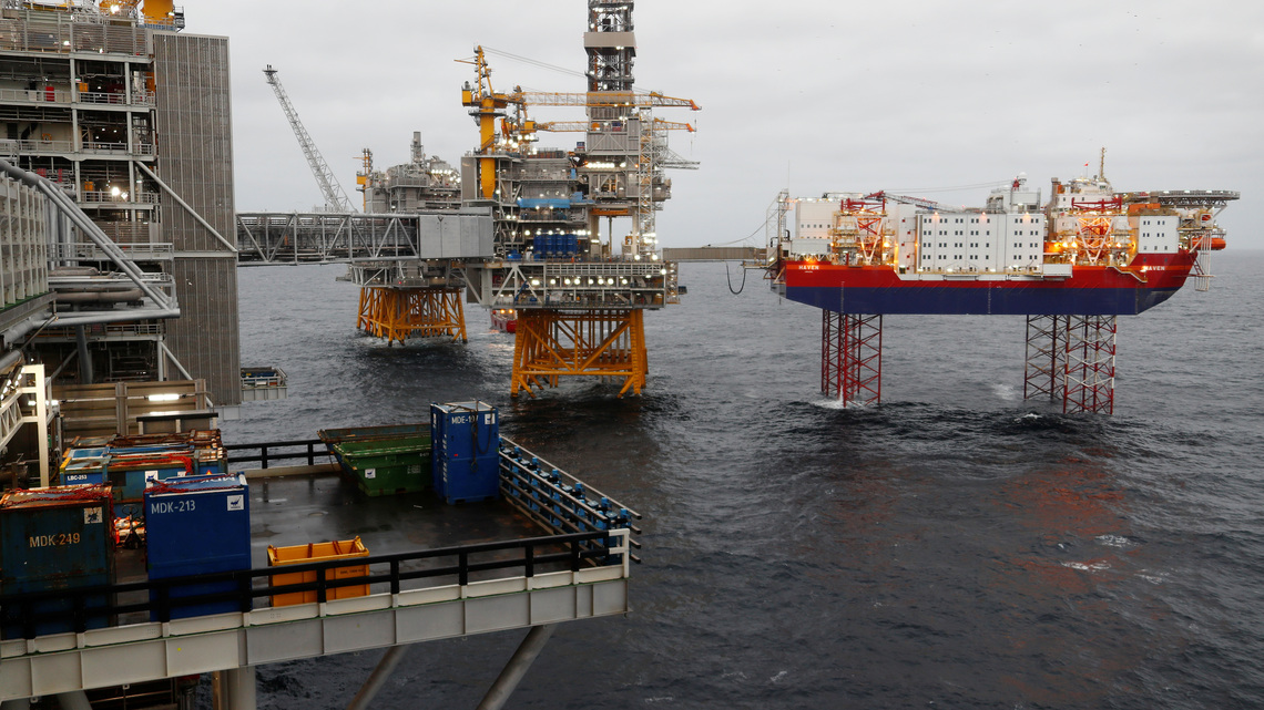 Oil retreats as market weighs mixed supply signals 