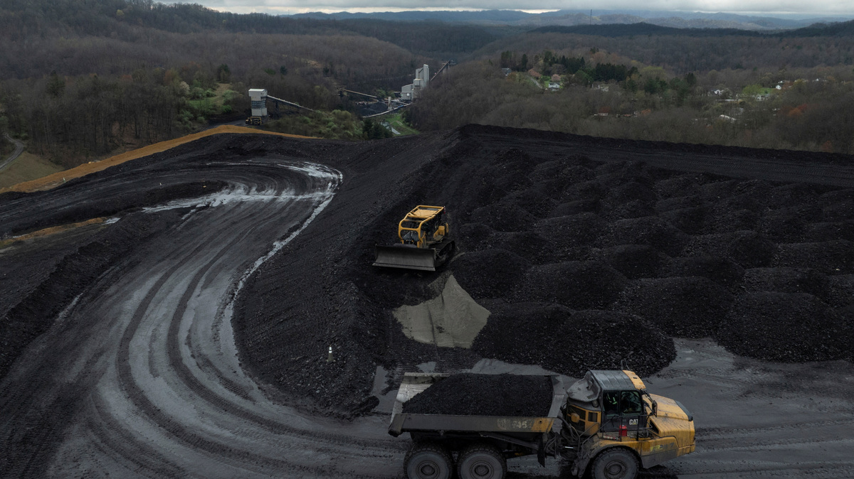 FILE PHOTO: Workers transport and organise mounds of coal on a hilltop near an Arch Coal facility in Beckley, West Virginia, U.S., April 11, 2025. REUTERS/Adrees Latif/File Photo