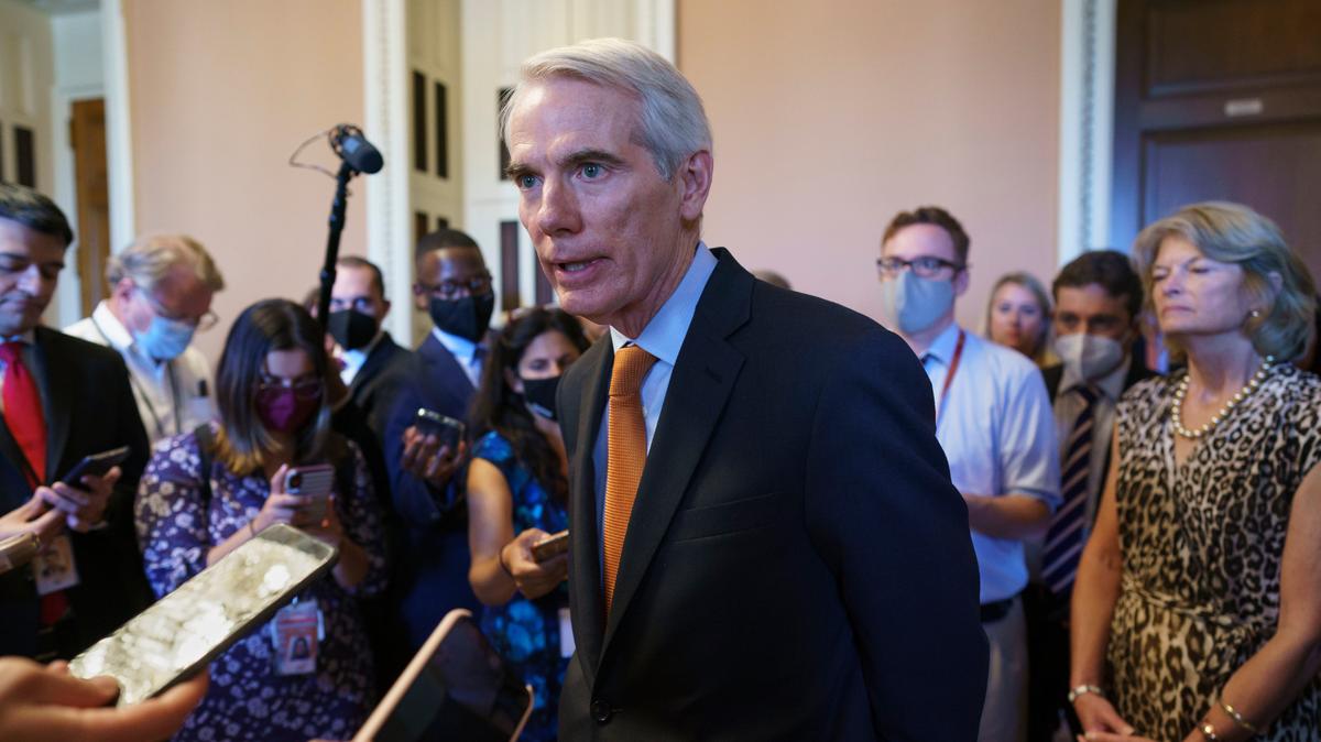El senador Rob Portman (R-Ohio), anuncia un acuerdo con los demócratas sobre el plan de infraestructuras impulsado por el presidente Joe Biden, el miércoles 28 de julio de 2021 en el Capitolio de Washington.
