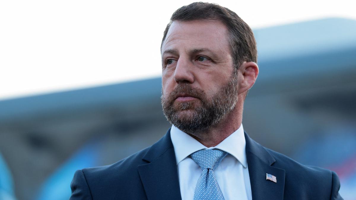 Homeland Security Secretary Markwayne Mullin privately warned that authorities could stop processing international travelers and cargo at major U.S. airports in “sanctuary cities” that have declined to cooperate with the Trump administration’s immigration crackdown, sources told Reuters.