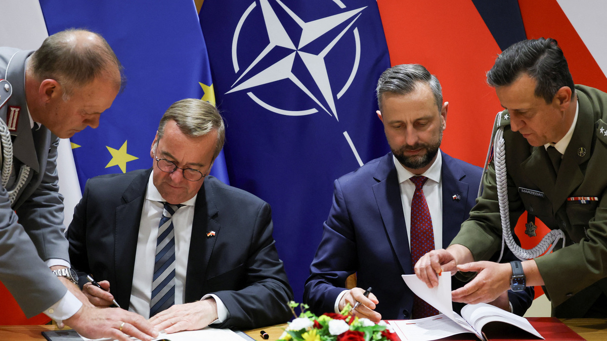 Polish Deputy Prime Minister and Defence Minister Wladyslaw Kosiniak-Kamysz and German Defence Minister Boris Pistorius attend the signing of a defence agreement between Poland and Germany, at the Defence Ministry in Warsaw, Poland, June 17, 2026. REUTERS/Kacper Pempel