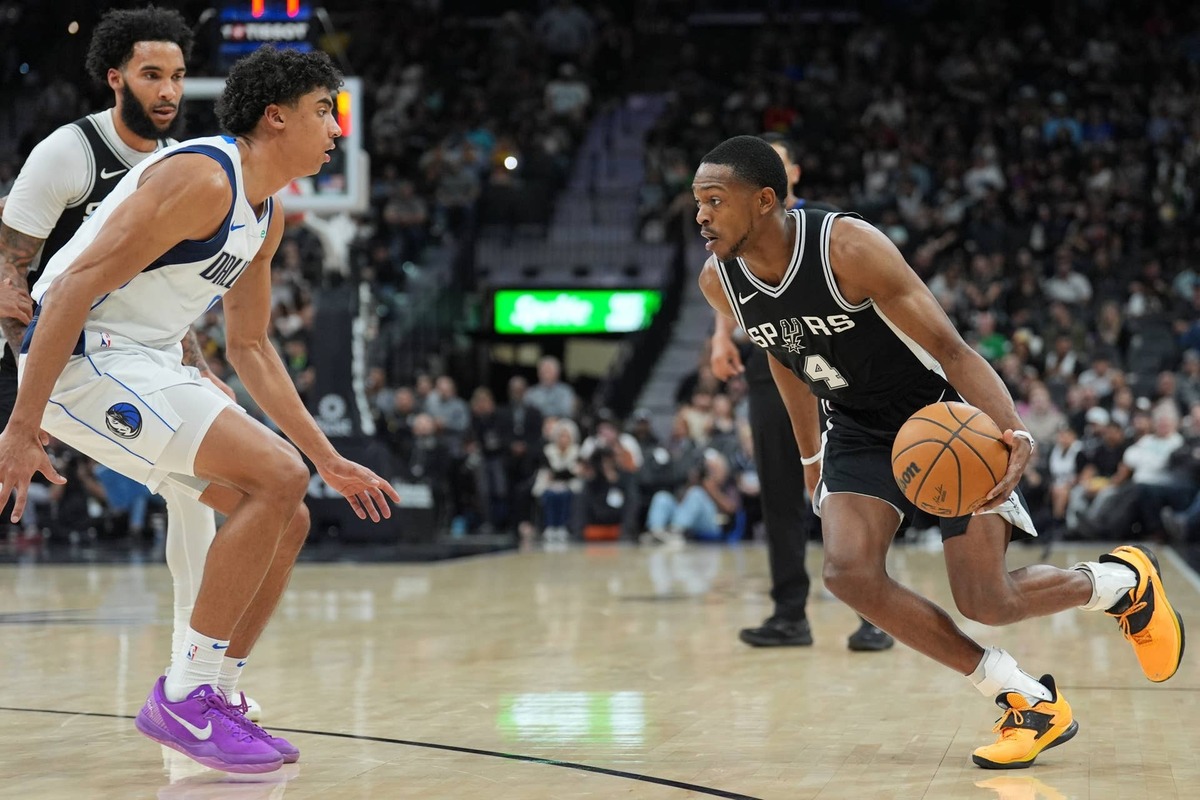  San Antonio Spurs guard De'Aaron Fox (4) dribbles against Dallas Mavericks guard Max Christie (00) in the first half at Frost Bank Center. © Daniel Dunn-Imagn Images