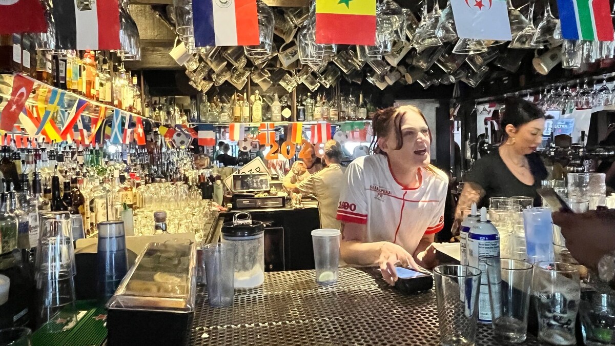 A bartender works at San Diego’s Shakespeare Pub and Grille in early June. Tourism hiring has recently picked up in San Diego County. (Lori Weisberg / The San Diego Union-Tribune)