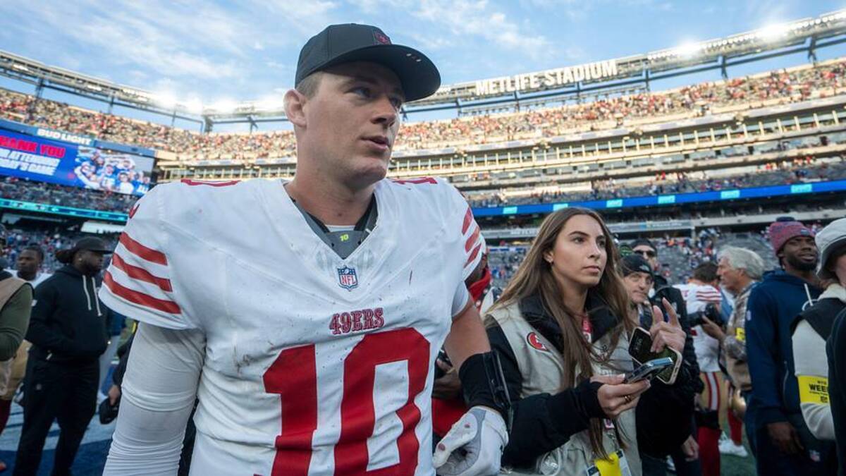  San Francisco 49ers quarterback Mac Jones (10) walks off the field after a week 9 game between New York Giants and San Francisco 49ers at MetLife Stadium on Sunday, Nov. 2, 2025. | Julian Leshay Guadalupe/NorthJersey.com / USA TODAY NETWORK via Imagn Images 