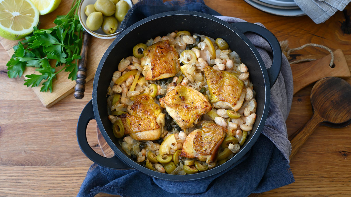 One pot, all of Sicily: Chicken thighs with rice, olives and capers 