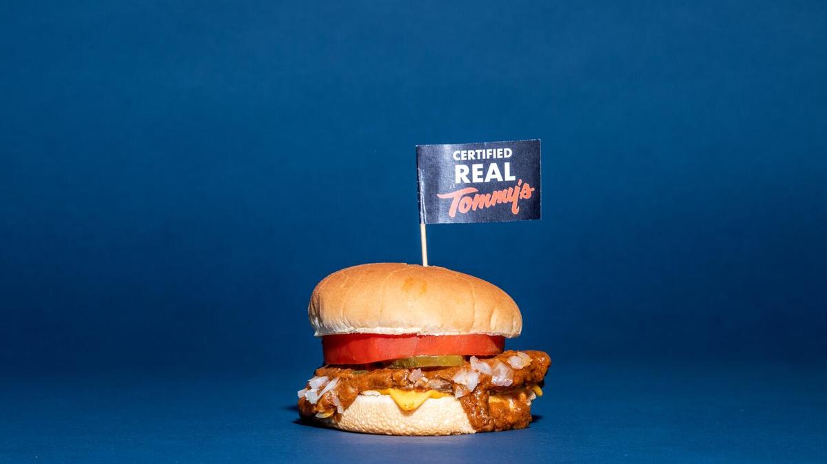 LOS ANGELES, CA- September 24, 2019: The original Tommy's Chili Cheese Burger on Tuesday September 24, 2019. (Mariah Tauger / Los Angeles Times)