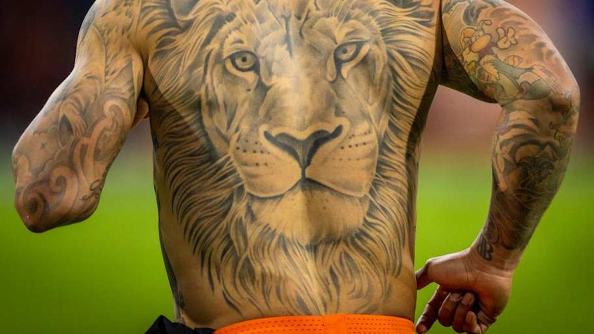  Depay's bank ink is super impressive. | IMAGO/Mortz Muller 