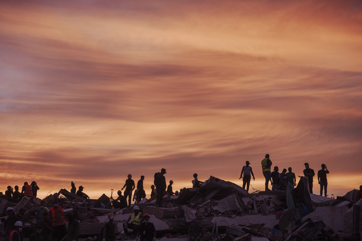 NYTSELECTS - Rescue workers and volunteers search at sunset at a building that collapsed in last week's earthquakes in La Guaira, Venezuela, on Sunday, June 28, 2026. It has been six days since devastating twin earthquakes flattened entire residential neighborhoods in Venezuela, and dozens of new bodies are still being hauled out of the rubble. (Adriana Loureiro Fernandez/The New York Times)
