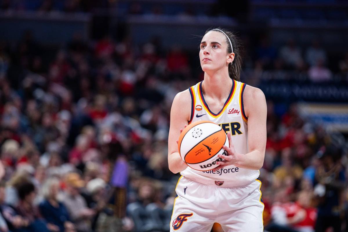  Indiana Fever guard Caitlin Clark (22) against the Dallas Wings. © Trevor Ruszkowski-Imagn Images