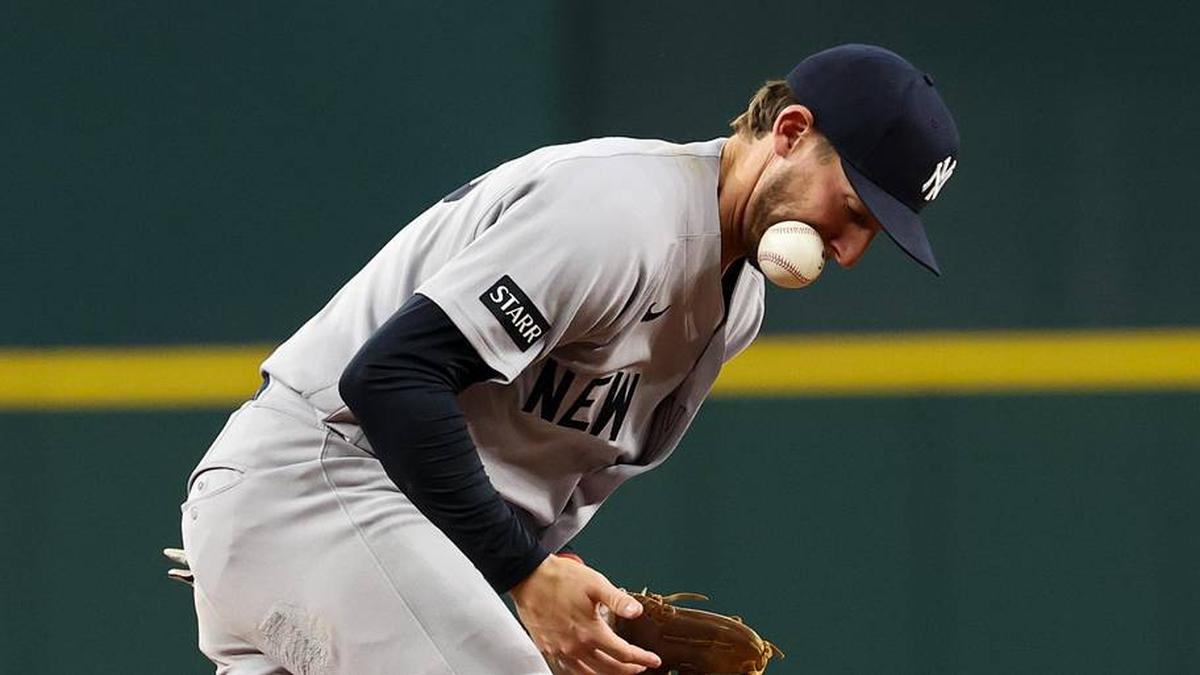  New York Yankees third baseman Ryan McMahon (19) fields the ball off his face during the ninth inning against the Texas Rangers against at Globe Life Field. | Kevin Jairaj-Imagn Images 